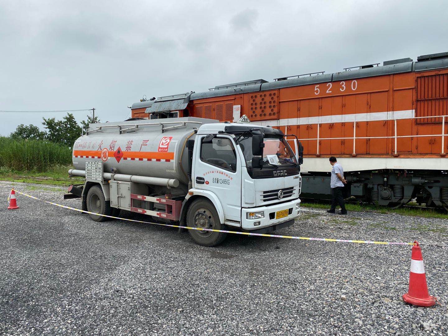 0617油料集團汽配車在為機車加油.jpg